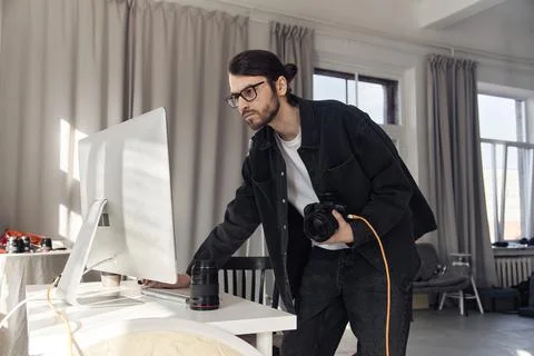 Photographer Using Computer in White Studio Foto stock