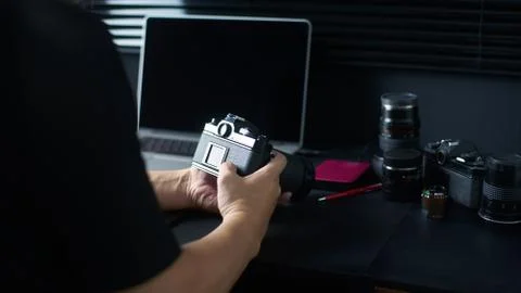 Photographer working checking camera  ,Stylish home studio concept of hipster Foto stock