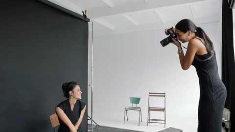 Photographer working with model Видео 127710095