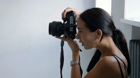 Photographer working in studio 스톡 동영상 116336367