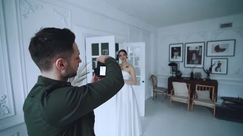 A photographer's workshop with wedding models Video stock 150830614