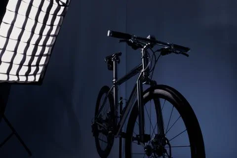 Photographing a bicycle in the studio 库存照片