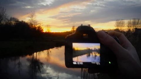 Photographing at sunset with DSLR camera Vídeo Stock 87533367