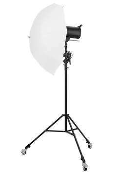 Photography studio lighting stand with flash and umbrella isolated on white Illustrazione stock