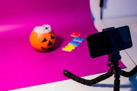 Photography of a table with halloween objects prepared to be photographed. Foto stock