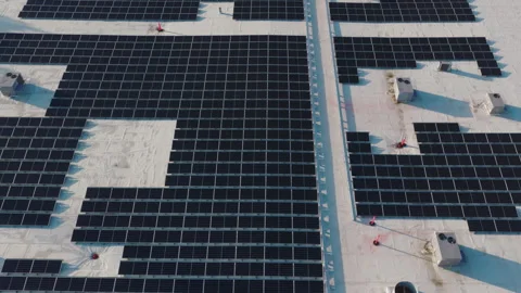Photovoltaic Array Covers a Distribution Warehouse Roof in Chiago Suburbs Vídeo Stock 345992927