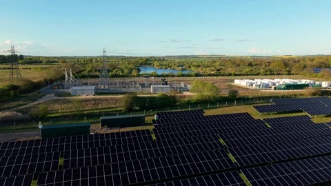 Photovoltaic Solar Array and Modular Battery Units UK Drone Flyover Shot Vídeo Stock 346141371