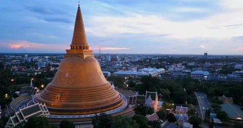 Phra Pathom Chedi at dusk, the world's tallest stupa in Thailand 스톡 동영상 90544541