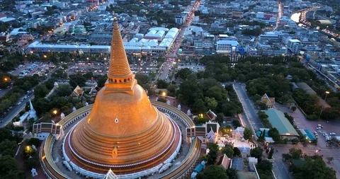 Phra Pathom Chedi at dusk, the world's tallest stupa in Thailand 스톡 동영상 90546053
