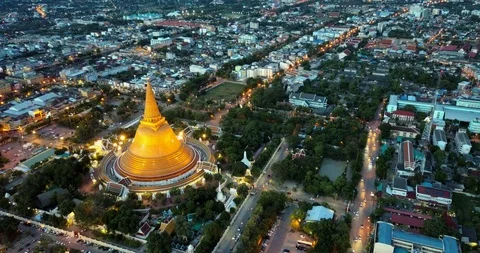 Phra Pathom Chedi at dusk, the world's tallest stupa in Thailand 스톡 동영상 90546779