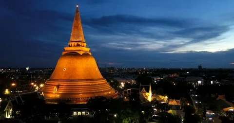 Phra Pathom Chedi at dusk, the world's tallest stupa in Thailand 스톡 동영상 90547751