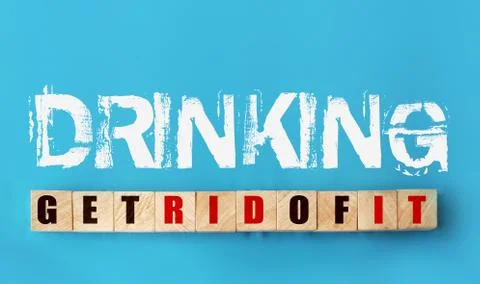 Phrase Drinking - get rid of it on sky blue abckground and on wooden cubes wi 库存照片