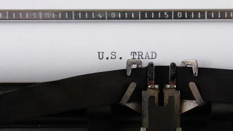The phrase U.S. TRADE is typing on a retro typewriter. 库存影片 314579771