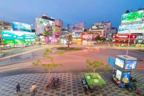 Phu Dong Six-Way Intersection in motion. This is a famous intersection in Cen Foto stock