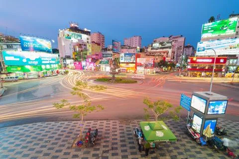 Phu Dong Six-Way Intersection in motion. This is a famous intersection in Cen Foto stock