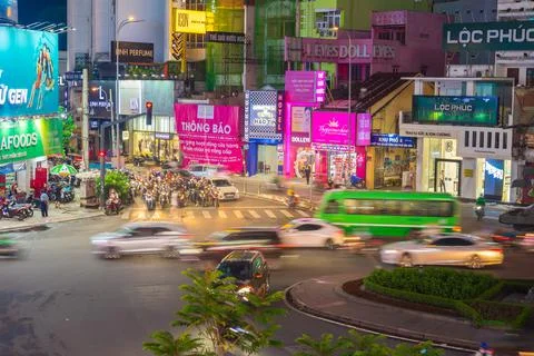 Phu Dong Six-Way Intersection in motion. This is a famous intersection in Cen Foto stock