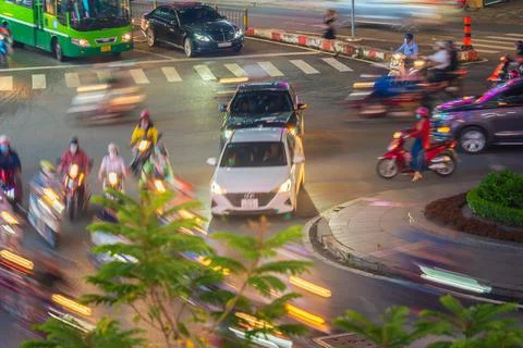 Phu Dong Six-Way Intersection in motion. This is a famous intersection in Cen Foto stock