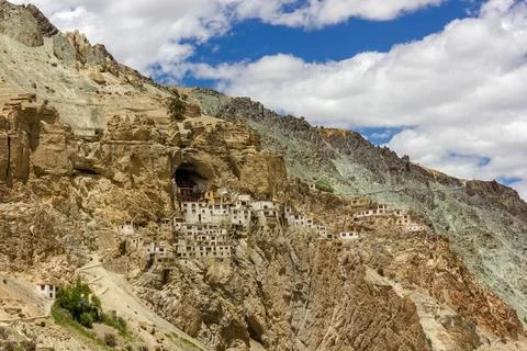 Phugtal Gompa is a Buddhist monastery located in the remote Lungnak Valley .. Foto stock