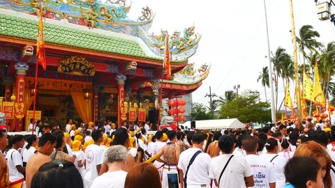 PHUKET, 08 OCT 2018 : The first day of the Vegetarian festival is raised by t Video stock 96142408