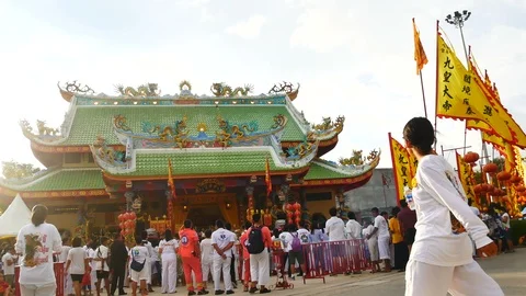 PHUKET, 08 OCT 2018 : The first day of the Vegetarian festival is raised by t Video stock 96143648