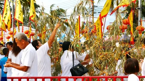 PHUKET, 08 OCT 2018 : The first day of the Vegetarian festival many  People a Video stock 96146160