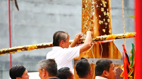 PHUKET, 08 OCT 2018 : Men are tied to the bamboo poles to prepare lifting in  Video stock 96141716