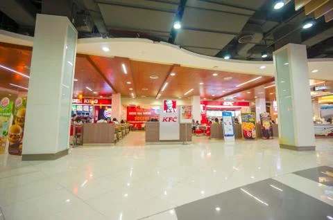 Phuket, 22 may 2014: first floor of central festival mall with kfc and burger Foto stock