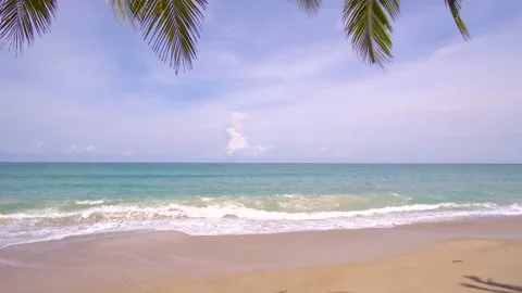 Phuket beach sea, View of beach sea on sun light in the summer. At Karon Beach, Vídeo Stock 139048426