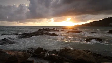 Phuket Patong Beach, waves hit the reef, seaside reef sunset, clouds 库存影片 86053365