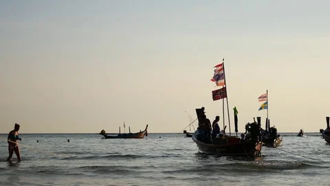 Phuket , THAILAND MAR 2017 - 10 : The way of life of the fishermen in Thail.. Видео 73617445