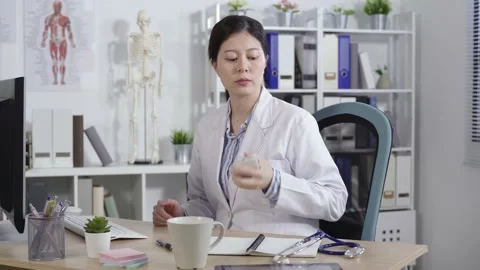 Physician sitting in front of the computer Vídeo Stock 154951968
