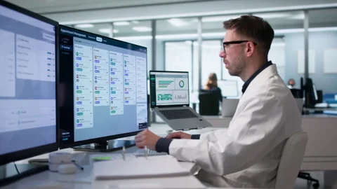 Physician Uses Scheduling Software On Desktop Vídeo Stock 342960328