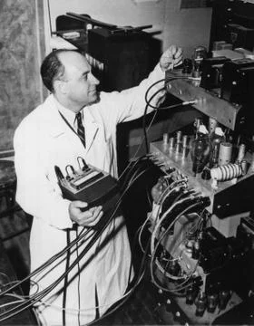 Physicist Enrico Fermi in lab. Foto stock