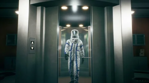 The physicist leaves the elevator and walks down the corridor into the room with Vídeos de archivo 152913488