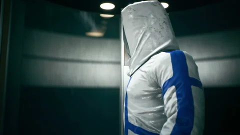 The physicist-scientist takes the elevator and walks down the corridor into the Vídeos de archivo 152899119