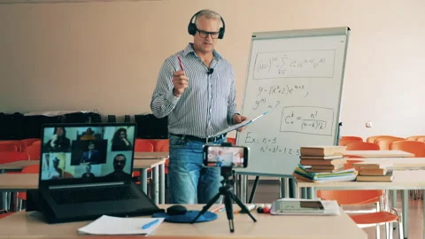 Physics class is being taught online by a male teacher. Remote education, online Stockbeeldmateriaal 140725354