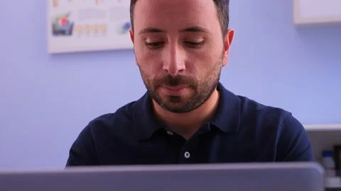 Physiotherapist checking software measurement data Vídeo Stock 167384734