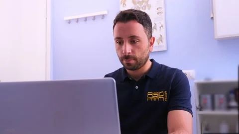 Physiotherapist checking software measurement data Vídeo Stock 167384788