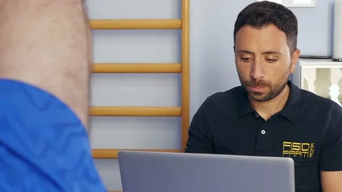 Physiotherapist checking software measurement data Vídeo Stock 167388870