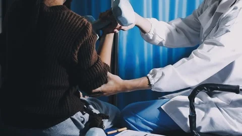 Physiotherapist man giving exercise with dumbbell treatment About Arm and S.. Видео 320315728