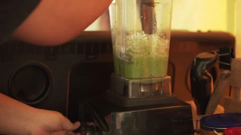 Pi Ying is making green tea blended with an electric blender. Vidéo 186924949
