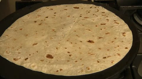 Piadina bread heating. Видео 11146565