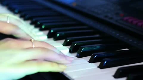 A piano Stockbeeldmateriaal 20489241