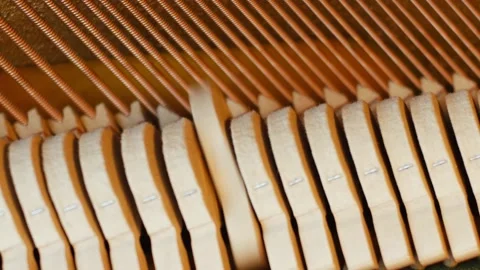 Piano hammers strike the strings 库存影片 173611551