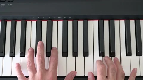 Piano hands close up Stockbeeldmateriaal 164728402