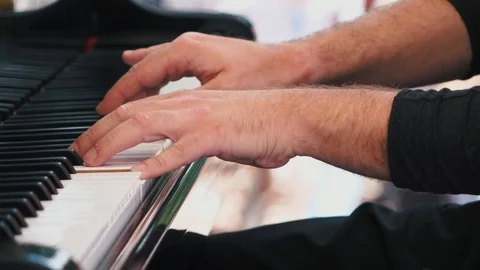 Piano playing. Close-up. Musical theme. Concert program. 库存影片 112426003