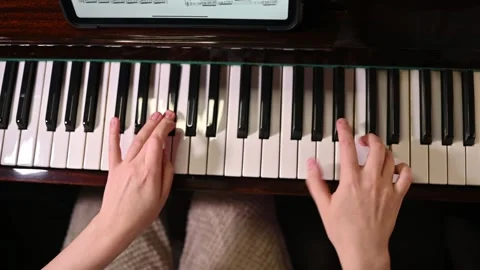 Piano practice. Modern technologies and ancient musical instruments. Vídeo Stock 262969695
