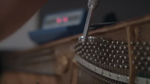 Pianotuner Using a Tuning Lever and Papp's Mute 스톡 동영상 90458957