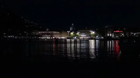 PIazza Cavour at night, reflection on the Lake Como Vídeo Stock 157112852