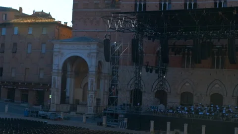 Piazza del campo getting ready for a concert in siena, italy Vídeos de archivo 344299355